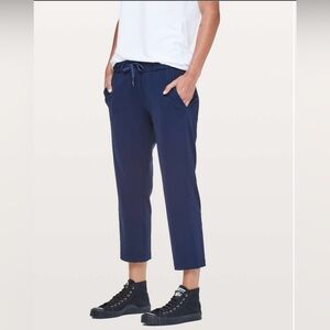 Lululemon On The Fly Crop Pants 23" Size 8 in True Navy Blue
